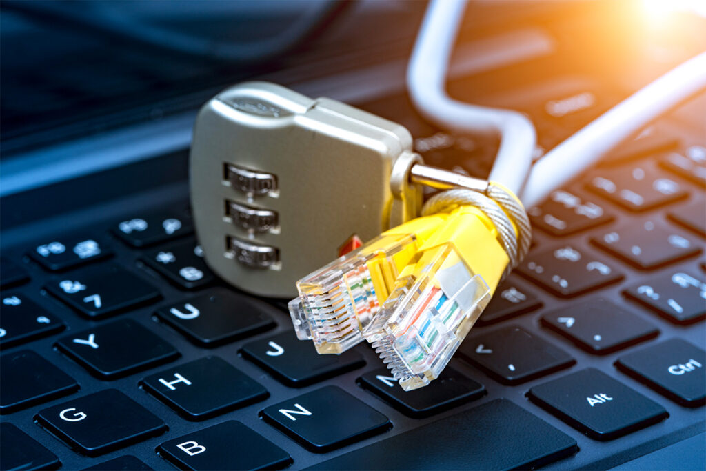 כבל אבטחת מידע לעסקים על מקלדת