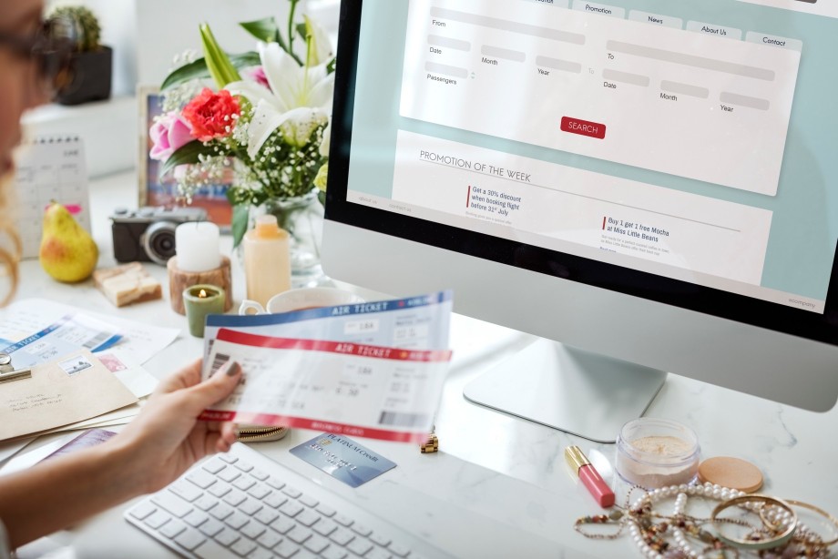 אישה מזמינה טיסה מחברה בקיבלו שירותי מחשוב לחברות תיירות ונופש